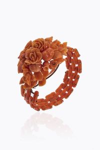 BRACCIALE - Peso gr 24 9 Lunghezza cm 16 inizi XX secolo  composto da maglia a segmenti in corallo ed oro a bassa caratura;  [..]