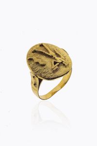 ANELLO - Peso gr 6 2 Misura 13 (53) in oro giallo  sommit di forma ovale con motivo egizio inciso