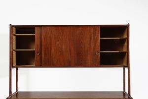 WEGNER HANS JORGEN (1914 - 2007) : Mobile con alzata da soggiorno RY24 per RY Mobbler  - Asta Asta 364 | DESIGN E ARTI DECORATIVE DEL NOVECENTO - DESIGN (Online) Online - Associazione Nazionale - Case d'Asta italiane