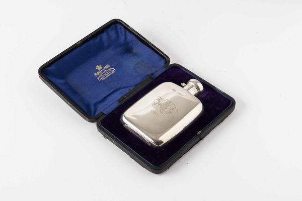 Fiaschetta da whisky. Argento sterling fuso, sbalzato e cesellato. Marchio della citt di Birmingham per l'anno 1906, argentiere Mappin & Webb  - Asta Argenti antichi  - Associazione Nazionale - Case d'Asta italiane