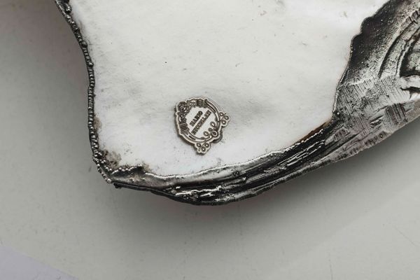 Conchiglia rivestita in argento. Argenteria artistica del XX-XXI secolo. Firma Mario Buccellati su etichetta a scudo in argento  - Asta Argenti antichi  - Associazione Nazionale - Case d'Asta italiane