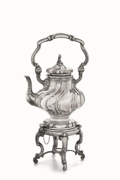 Samovar. Argento fuso, sagomato e cesellato. Argenteria artistica italiana della prima met del XX secolo. Marchio con fascio littorio in uso dal 1935 al 1945. Argentiere Cesa, Alessandria  - Asta Argenti antichi  - Associazione Nazionale - Case d'Asta italiane