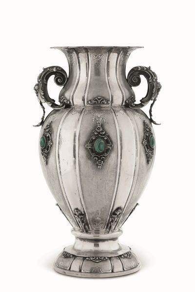 Vaso. Argento fuso, sagomato, cesellato e cabochon in malachite. Argenteria artistica milanese. Bollo con fascio littorio in uso dal 1935 al 1945, argentiere Fassi Arno  - Asta Argenti del XX secolo - Associazione Nazionale - Case d'Asta italiane