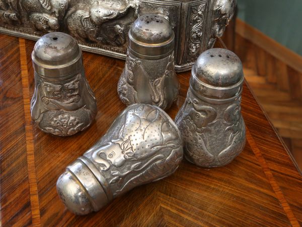 Serie di quattro sale e pepe in argento  - Asta House Sale: La casa fiorentina di un collezionista - Associazione Nazionale - Case d'Asta italiane