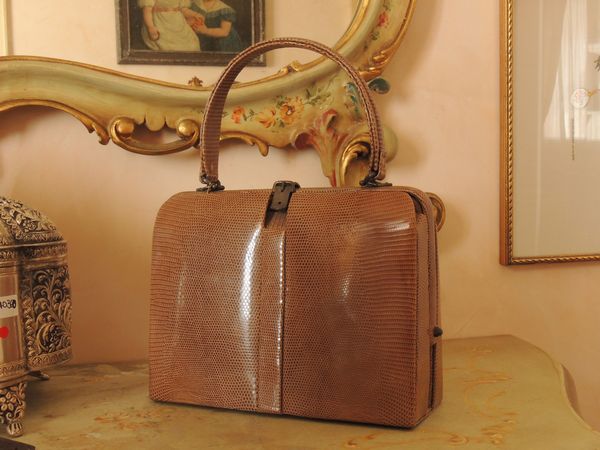 Borsa a mano in lucertola beige  - Asta House Sale: La casa fiorentina di un collezionista - Associazione Nazionale - Case d'Asta italiane