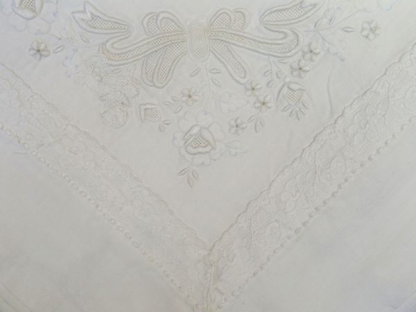 Parure matrimoniale in puro lino bianco e pizzo, artigianato fiorentino  - Asta House Sale: La casa fiorentina di un collezionista - Associazione Nazionale - Case d'Asta italiane