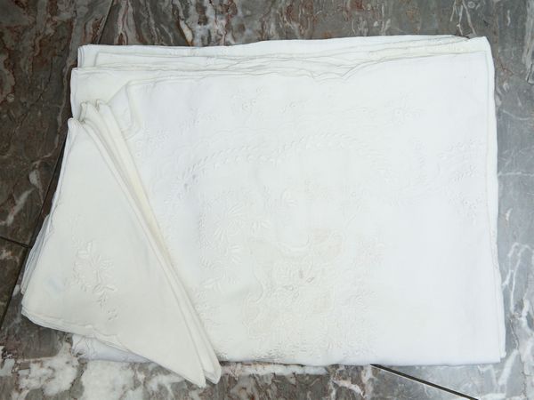 Tovaglia in lino bianco ricamata  - Asta House Sale: La casa fiorentina di un collezionista - Associazione Nazionale - Case d'Asta italiane