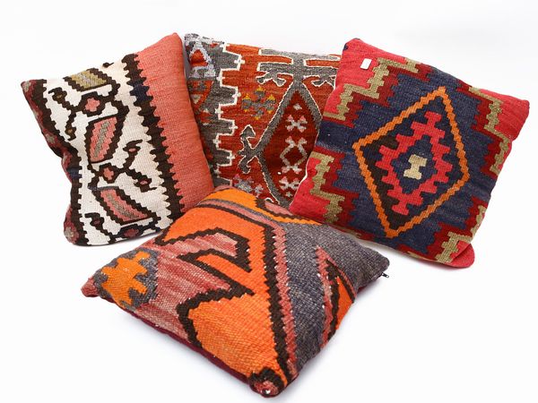 Quattro cuscini rivestiti con frammenti kilim  - Asta House Sale: La casa fiorentina di un collezionista - Associazione Nazionale - Case d'Asta italiane