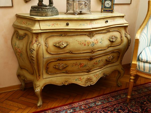 Cassettone in legno laccato  - Asta House Sale: La casa fiorentina di un collezionista - Associazione Nazionale - Case d'Asta italiane