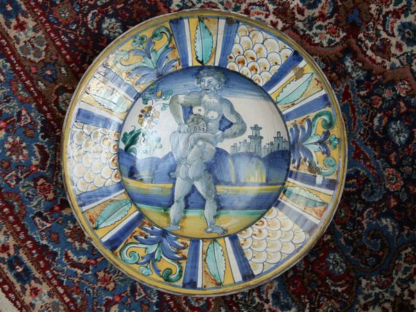 Piatto da parata in maiolica, Pesaro o Urbino 1560 circa  - Asta House Sale: La casa fiorentina di un collezionista - Associazione Nazionale - Case d'Asta italiane