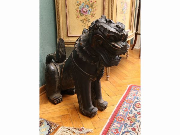 Coppia di sculture in legno raffiguranti Cani di Foo  - Asta House Sale: La casa fiorentina di un collezionista - Associazione Nazionale - Case d'Asta italiane