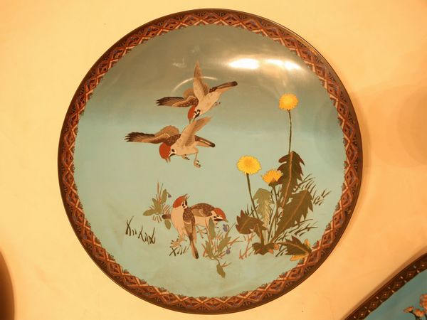 Due piatti in metallo cloisonn  - Asta House Sale: La casa fiorentina di un collezionista - Associazione Nazionale - Case d'Asta italiane