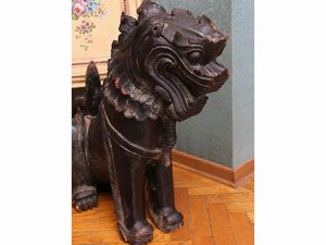 Coppia di sculture in legno raffiguranti Cani di Foo  - Asta House Sale: La casa fiorentina di un collezionista - Associazione Nazionale - Case d'Asta italiane