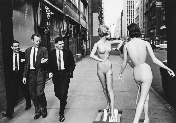 ,Ken Heyman : Men walking past mannequins, Madison Avenue, New York City  - Asta Fotografia: Under 1K - Associazione Nazionale - Case d'Asta italiane