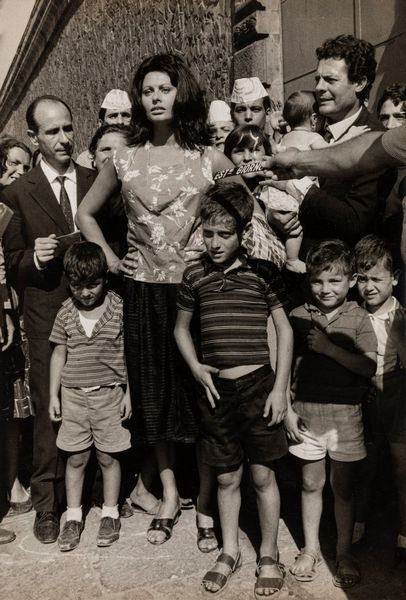 ,Pierluigi Praturlon : Sophia Loren e Marcello Mastroianni in Ieri Oggi Domani  - Asta Fotografia: Under 1K - Associazione Nazionale - Case d'Asta italiane