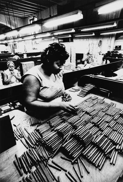 ,Walter Battistessa : Fabbrica di sigari, L'Havana, Cuba  - Asta Fotografia: Under 1K - Associazione Nazionale - Case d'Asta italiane