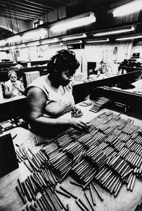 ,Walter Battistessa : Fabbrica di sigari, L'Havana, Cuba  - Asta Fotografia: Under 1K - Associazione Nazionale - Case d'Asta italiane