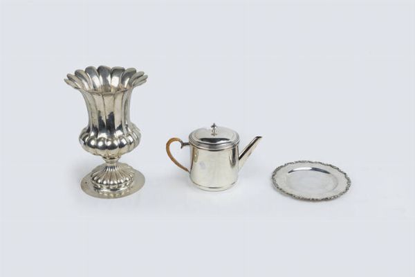 LOTTO DI TRE OGGETTI IN ARGENTO : Peso gr 1893 6 Composto da: - 1 vaso Medici con corpo bombato e costolonato. Peso gr 879 5 - 1 teiera in argento 925/1000 con manico intrecciato in paglia. Firmata Cassetti. Peso gr 786 5 - 1 piattino con bordi sagomati. Peso gr 227 6  - Asta Antiquariato, Argenti, Dipinti e Sculture - Associazione Nazionale - Case d'Asta italiane