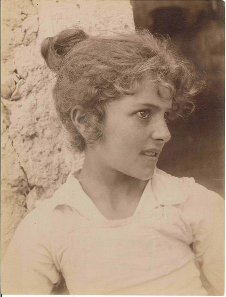 WILHELM VON GLOEDEN : Ragazza di profilo, 1900 ca  - Asta Arte Moderna e Contemporanea e Fotografia - Associazione Nazionale - Case d'Asta italiane