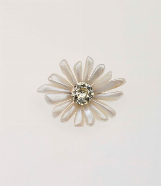 Spilla Margherita con diamante di vecchio taglio di ct 4,62 e perle  - Asta Fine Jewels - Associazione Nazionale - Case d'Asta italiane