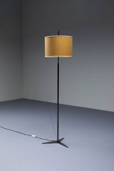 GIUSEPPE OSTUNI : Lampada da terra in metallo  base a tripode. Prod.Oluce anni '50 h cm 157  - Asta Design - Associazione Nazionale - Case d'Asta italiane