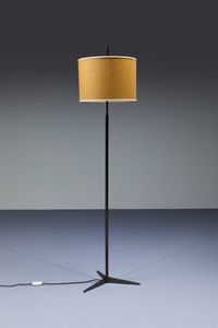 GIUSEPPE OSTUNI : Lampada da terra in metallo  base a tripode. Prod.Oluce anni '50 h cm 157  - Asta Design - Associazione Nazionale - Case d'Asta italiane