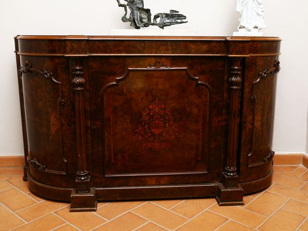 Credenza impiallacciata in radica di noce e altre essenze  - Asta L'Arte di Arredare - Associazione Nazionale - Case d'Asta italiane