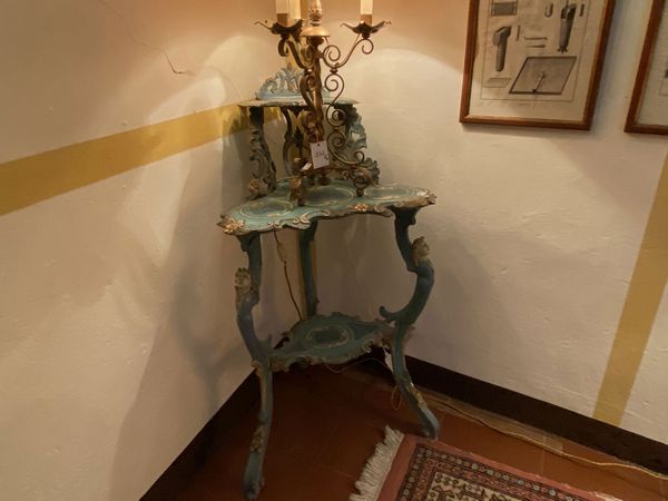 Etagere eclettica in legno intagliato e lacato nei toni del verde  - Asta L'Arte di Arredare - Associazione Nazionale - Case d'Asta italiane