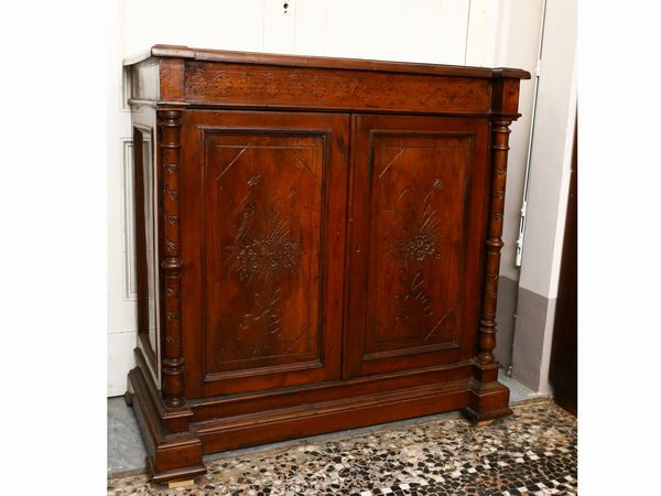 Piccola credenza in noce  - Asta L'Arte di Arredare - Associazione Nazionale - Case d'Asta italiane