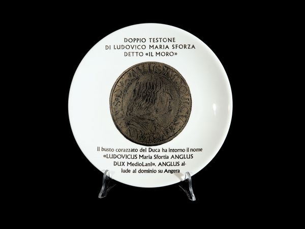 Serie di tre piatti in porcellana, Monete del Ducato di Milano, Fornasetti  - Asta L'Arte di Arredare - Associazione Nazionale - Case d'Asta italiane