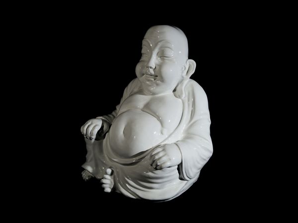 Grande figura di Buddha assiso in ceramica  - Asta L'Arte di Arredare - Associazione Nazionale - Case d'Asta italiane