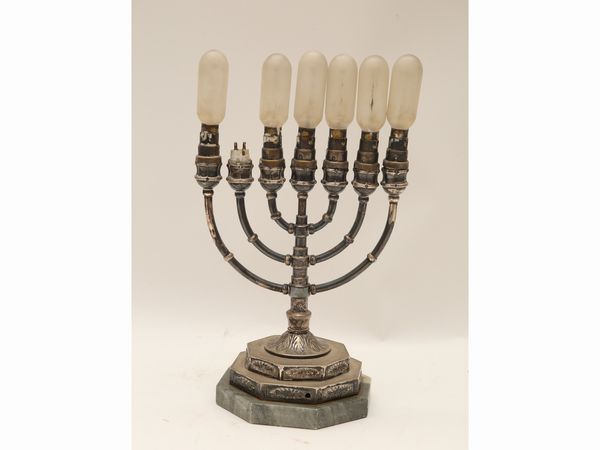 Judaica: menorah in ottone  - Asta L'Arte di Arredare - Associazione Nazionale - Case d'Asta italiane