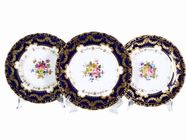 Serie di otto piattini in porcellana policroma, Royal Crown Derby  - Asta L'Arte di Arredare - Associazione Nazionale - Case d'Asta italiane