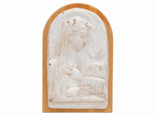 Grande placca centinata in terracotta invetriata di colore bianco  - Asta L'Arte di Arredare - Associazione Nazionale - Case d'Asta italiane