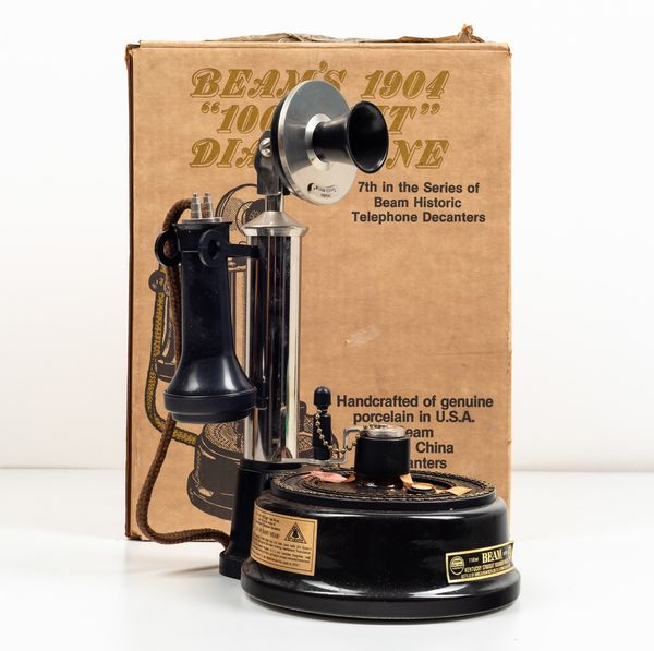 James B. Beam, Kentucky Straight Bourbon Decanter Beam's 1904 100 Digit Dial Phone Whiskey Beam 100 months old  - Asta Spirito del tempo  - Associazione Nazionale - Case d'Asta italiane