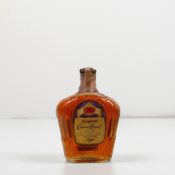 Seagram's, Crown Royal Fine de Luxe Blended Canadian Whisky 10 years old  - Asta Spirito del tempo  - Associazione Nazionale - Case d'Asta italiane