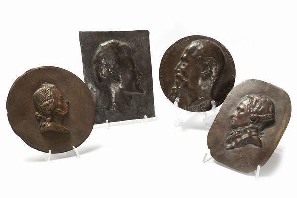 Lotto composto da quattro placche in bronzo raffiguranti ritratti di uomini illustri di profilo, fine secolo XIX - inizi secolo XX  - Asta Incanti d'Arte - Associazione Nazionale - Case d'Asta italiane