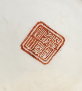 Vaso in porcellana policroma, con coperchio, Cina inizi secolo XX  - Asta Incanti d'Arte - Associazione Nazionale - Case d'Asta italiane