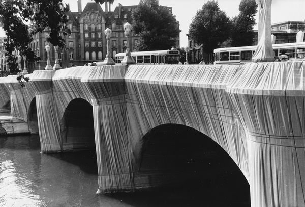 Anonimo : Christo wraps the Pont-Neuf  - Asta Fotografia - Associazione Nazionale - Case d'Asta italiane