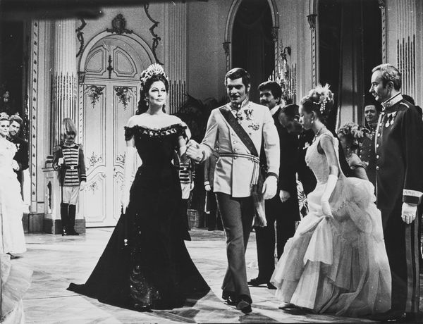 Anonimo : Omar Sharif, Catherine Deneuve, Ava Gardner e James Robertson Justice in Mayerling  - Asta Fotografia - Associazione Nazionale - Case d'Asta italiane