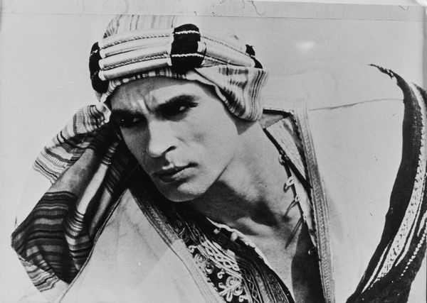 Anonimo : Rudolf Nureyev in Valentino di Ken Russell  - Asta Fotografia - Associazione Nazionale - Case d'Asta italiane