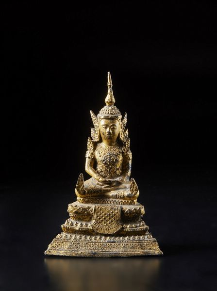 Arte Sud-Est Asiatico : Scultura in bronzo dorato raffigurante Buddha  Tailandia, Rattanakosin, XIX secolo  - Asta Asta 373 | ARTE ORIENTALE E ISLAMICA - ARTE ORIENALE E WUNDERKAMMER Online - Associazione Nazionale - Case d'Asta italiane