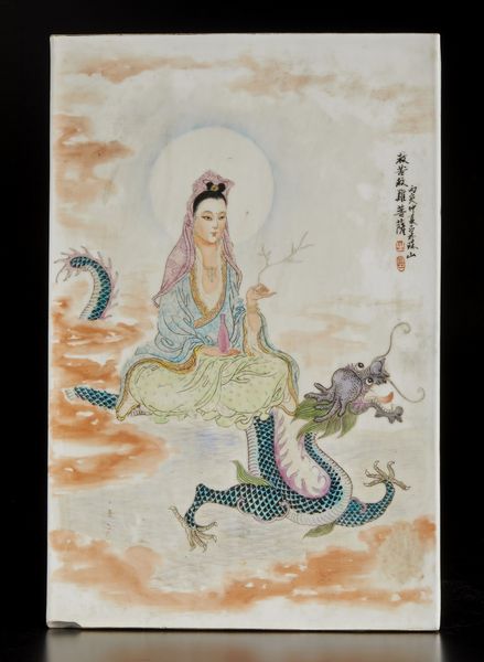 Arte Cinese : Placca in porcellana ''Guanyin su dragone''  Cina, periodo Repubblica  - Asta Asta 373 | ARTE ORIENTALE E ISLAMICA - ARTE ORIENALE E WUNDERKAMMER Online - Associazione Nazionale - Case d'Asta italiane