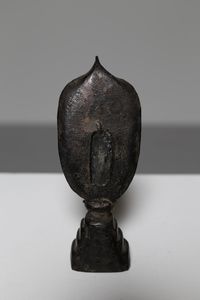 Arte Cinese : Statua in bronzo raffigurante Avalokitesvara  Cina, dinastia Yuan, XIII - XIV secolo  - Asta Asta 373 | ARTE ORIENTALE E ISLAMICA - ARTE ORIENALE E WUNDERKAMMER Online - Associazione Nazionale - Case d'Asta italiane