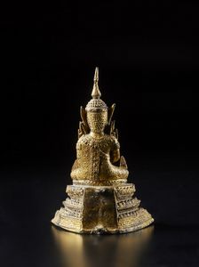 Arte Sud-Est Asiatico : Scultura in bronzo dorato raffigurante Buddha  Tailandia, Rattanakosin, XIX secolo  - Asta Asta 373 | ARTE ORIENTALE E ISLAMICA - ARTE ORIENALE E WUNDERKAMMER Online - Associazione Nazionale - Case d'Asta italiane