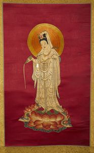 Arte Cinese : Ricamo in seta raffigurante Guanyin  Cina, dinastia Qing, XIX secolo  - Asta Asta 373 | ARTE ORIENTALE E ISLAMICA - ARTE ORIENALE E WUNDERKAMMER Online - Associazione Nazionale - Case d'Asta italiane