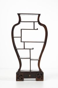 Arte Cinese : Etagere in legno duro a forma di vaso Cina, inizi XX secolo  - Asta Asta 373 | ARTE ORIENTALE E ISLAMICA - ARTE ORIENALE E WUNDERKAMMER Online - Associazione Nazionale - Case d'Asta italiane