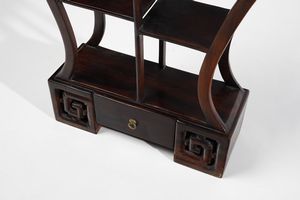 Arte Cinese : Etagere in legno duro a forma di vaso Cina, inizi XX secolo  - Asta Asta 373 | ARTE ORIENTALE E ISLAMICA - ARTE ORIENALE E WUNDERKAMMER Online - Associazione Nazionale - Case d'Asta italiane