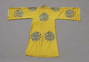 Arte Cinese : Veste in seta gialla  Cina, dinastia Qing, inizi XX secolo  - Asta Asta 373 | ARTE ORIENTALE E ISLAMICA - ARTE ORIENALE E WUNDERKAMMER Online - Associazione Nazionale - Case d'Asta italiane