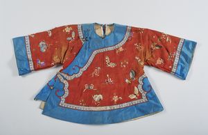 Arte Cinese : Vestito da bambino in seta  Cina, dinastia Qing, inizi XIX secolo  - Asta Asta 373 | ARTE ORIENTALE E ISLAMICA - ARTE ORIENALE E WUNDERKAMMER Online - Associazione Nazionale - Case d'Asta italiane